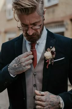 20s Groom Suit, Guys In Wedding Dresses, Alternative Wedding Suits Men, Hipster Wedding Outfit Men, Dark Groom Suit, Autumn Groom Suit, Wedding Suit Aesthetic, Vintage Groom Suit, Rustic Wedding Groom Attire