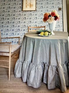 Round Tablecloth Ideas Dining Rooms, Table Cloth Kitchen, Ruffle Table Cloth, Table Cloth Designs Ideas, Diy Table Cloth Ideas, Table With Curtain, Round Table Runner Ideas, Table Cover Ideas For Home, Kitchen Table Cloth Ideas