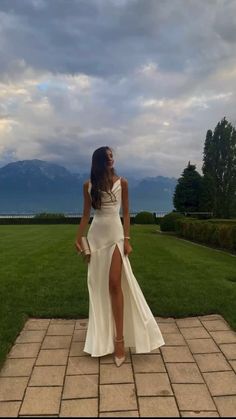 Elegant Long White Dresses, Stockholm Prom Dress, Summer Long Dresses Formal, Winter Formal Dresses Aesthetic, Old Money Evening Dress, Creme Prom Dress, Charity Gala Dress, Basic Prom Dresses, Old Money Prom Dress