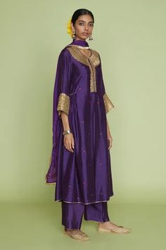 Shop for Niti Bothra Purple Silk Embroidered Kurta And Palazzo Set for Women Online at Aza Fashions Niti Bothra, Suit Designs Indian Style, Sureena Chowdhri, Long Kurti Patterns, Women Shirt Designs, V Neck Kurta, Kurta And Palazzo, Kurta Palazzo Set, Velvet Embroidery