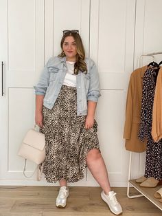 Dark Feminine Fashion, Look Rich And Classy, Plus Size Outfits With Sneakers, Rich And Classy, Skirts With Sneakers, Casual Plus Size Outfits, Dress And Sneakers Outfit, Look Rich