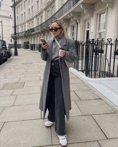 Long Grey Coat Outfit, Grey Coat Outfit Winter, Grey Coat Outfit, Wool Coat Outfit, Long Coat Outfit, Winter Coat Outfits, Ny Outfits