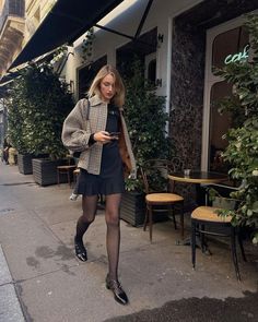 Outfits With Mary Janes, Beige Skirt Outfit, City Girl Style, Skirt Outfit Fall, Vancouver Fashion, Autumn Knitwear, French Outfit