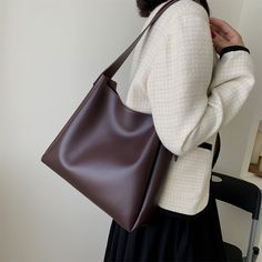 This faux leather shoulder tote bag is the perfect blend of style and functionality. Made from high-quality faux leather, it is durable and long-lasting, yet has a soft, supple feel. The shoulder strap is adjustable, allowing you to find the perfect length for comfortable carrying, and the top handle provides an alternative carrying option. Whether you're headed to the office or out for a weekend shopping trip, this tote bag is a chic and practical choice. Comes with an inside pouch with a zippe Stylish Tote Bag, Inside Bag, Handbags And Purses, Side Bags, Women Bags Fashion, Large Shoulder Bags, Casual Tote, Bag Set, Bag For Women