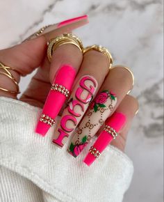 Gucci Nail Art Designs, Luxurious Nail Designs, Pink Gucci Nails, 2023 Nail Trends Coffin, Swag Nails Designs, Gucci Nails Designs, Unique Gel Nails, Designer Nail Designs, Gucci Nail Art