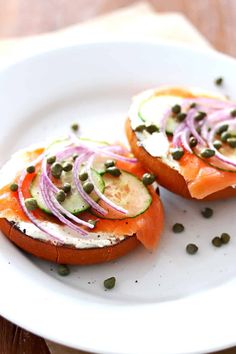 What could be better than smoked salmon and bagels with cream cheese and all the toppings? This lox and bagels recipe is easy and delicious. Scrambled Eggs With Cream, Lox Breakfast, Banana Nutella Crepes, Lox Bagel, Bagels Recipe, Smoked Salmon Bagel, Lox And Bagels, Salmon Bagel, Nutella Crepes