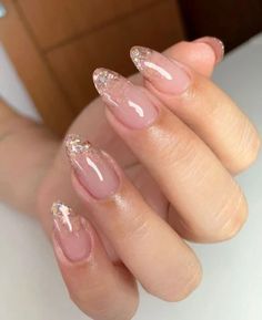 Glitter Nails Art, Trending In 2023, Spring Nails Ideas, Champagne Nails, Pop Art Nails, New Years Nail Designs, Nagellack Trends, Pink Glitter Nails, Nail Shimmer