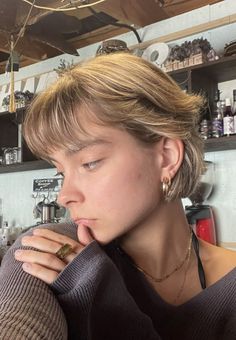 Bronde Haircolor Pixie, Short Straight Hair Pixie, Feminine Mullet Straight Hair, Short Soft Mullet Women, Grunge Pixie Haircut Straight Hair, 70s Pixie Haircut, Queer Haircut Straight Hair, Bixie Straight Hair, 90s Pixie Cut Straight Hair