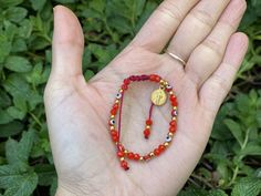 Esta pulsera está diseñada para alejar la mala suerte y proteger a quien la lleva de enfermedades, accidentes y otras desgracias. Se cree que el hilo rojo es un poderoso amuleto chamánico y un símbolo de protección.

 Tus hijos serán bendecidos al usar esta hermosa pulsera. Presenta un amuleto de San Benito, el santo patrón tanto de los viajeros como de las personas con epilepsia, y se dice que ofrece protección contra enfermedades, lesiones y el mal. Esta pulsera protegerá del daño energético enviado a su familia o de las energías que persisten en nuestro día a día.

 La pulsera es ajustable y se puede atar para adaptarse a la mayoría de tamaños de muñeca. El tejido del hilo rojo crea un hermoso patrón que durará años con el cuidado adecuado.

 .:NOTA: Al pedir un amuleto bendito, incl Amulet Style Bracelet With Round Beads As Gift, Amulet Bracelet With Round Beads For Gift, Spiritual Round Braided Bracelet As Gift, Spiritual Braided Bracelet Gift, Spiritual Round Braided Bracelets As Gifts, Spiritual Braided Bracelets As A Gift, Handmade Spiritual Round Friendship Bracelets, Traditional Red Jewelry For Blessing, Traditional Red Braided Bracelets As Gift