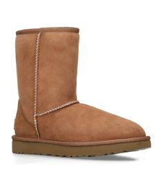 Originally designed to keep surfers' feet warm after catching waves in the sea, UGG has become renowned for its line of shearling-lined boots. Crafted with comfort in mind with the premium sheepskin and suede composition, the Classic style is imagined in a slightly shorter silhouette, perfect for off-duty days. Ugg Outfits, Ugg Classic Mini Boot, Brown Ugg Boots, Womens Ugg, Classic Ugg Boots, Ugg Classic Short, Ugg Classic Mini, Shearling Boots, Sheepskin Boots