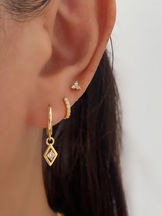 Multiple Dangling Earrings, Gold Earrings Piercings, Gold Accessories Earrings, Gold Earrings Ideas, Two Ears Piercings, Earings Piercings Gold, How To Stack Earrings, Gold Earring Stack 3 Holes, Thirds Earrings