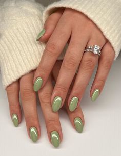 Short Biab Nails Green, Sage Green Nail Color, Biab Nails 2024, Nails Summer Inspo 2024, Simple Nails Painted, Green Nails Summer 2024, Short Nail Dip Powder, Cute Short Oval Nails, Matcha Nail Color