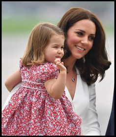 10 datos curiosos sobre la princesa Charlotte de Cambridge #princesacharlotte #charlottedecambridge #princesacharlottedecambridge #cambridge #familiacambridge Principe William Y Kate, Red Mary Jane Shoes, Family Christmas Card Photos, Prince William And Catherine, Kate Middleton Style, Duchess Catherine, Duchess Kate, Princess Charlotte, Princess Kate