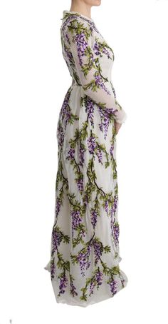 Dolce & Gabbana

 Superbe toute neuve avec étiquettes, robe Dolce & Gabbana 100% authentique.

 Modèle : robe longue trapèze à manches longues.

 Couleur: Blanc avec broderie florale vert violet

 Doublure intérieure en soie

 Fermeture à glissière au dos

 Détails du logo

 Fabriqué en Italie

 Artisanat très exclusif et de haute qualité

 Matériel: 85% coton, 15% polyester Elegant Spring Embroidered Floor-length Dress, White Full Length Spring Dresses, Purple Long Sleeve Maxi Dress For Spring, Spring Floral Embroidered A-line Maxi Dress, Spring Purple Long Maxi Dress, Purple Long Maxi Dress For Spring, Purple Floor-length Maxi Dress For Spring, Full Length Floral Embroidered Dress, White Floor-length Embroidered Dress For Spring