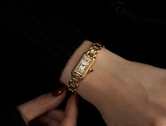 Cartier Tank Watch Aesthetic, Watch Vintage Women, Gold Watches Women Vintage, Vintage Watches For Women, Vintage Dainty Watch, Watch Outfits Women, Watches Women Aesthetic, Cartier Vintage Watch