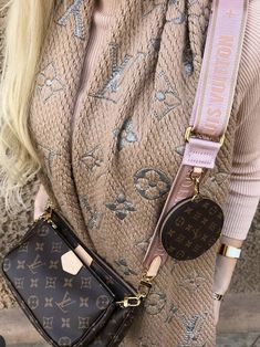 Smile Outfit, Lights Winter, Best Designer Bags, Handbags Louis Vuitton, Buy List, Latest Bags, Best Handbags, Hermes Handbags, Chain Crossbody Bag