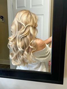 Blonde Hair Blowout Aesthetic, Blowout On Blonde Hair, Subtle Prom Hair, Long Blonde Hairstyles Formal, Light Blonde Blowout, Big Bounce Curls, Long Blonde Hair Prom Hairstyle Ideas, Prom Hairstyles Long Blonde Hair, Prom Hairstyles For Long Hair Blonde