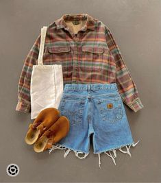 Cottage Core Outfit Inspiration, Coastal Core Outfits, Outfit Ideas Granola, Salted Granola Girl Outfits, Noah Kahan Aesthetic Outfit, Edgy Granola Style, Granola Teacher Outfit, Denim Jacket With Shorts, Outfits Layed Out