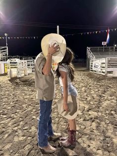 Rhett Eaton, Country Couple Photoshoot, Summer Hamilton, Country Couple Pictures, Country Relationship Goals, Couple Photoshoot Ideas, Country Couple, Foto Cowgirl, Country Relationships