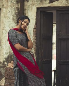 Salwar Photoshoot Poses, Desi Photography, Mindset Therapy, Simple Girl Outfits, Combination Dresses, Simple Frocks