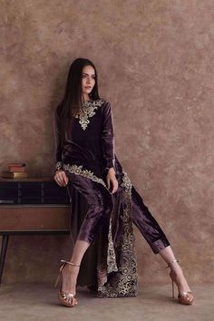 Boutique Dress Designs, Stylish Party Dresses, Party Wear Indian Dresses, Pakistani Dress Design, Velvet Fashion