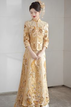 Make an unforgettable entrance in a magnificent gold Chinese qipao wedding dress. This gorgeous bridal Qun Kwa ensemble is crafted with handmade embroidery made of sequin and beading. It features such traditional motifs as phoenixes and charming flowers. These intricate adornments symbolize eternal love, femininity, and harmony in marriage. Chinese Wedding Cheongsam, Cheongsam Modern Wedding, Chinese Bridal Dress, Qipao Wedding Dress, Qun Kwa, Chinese Gown, Tailored Wedding Dress, Cheongsam Wedding, Cloth Patterns