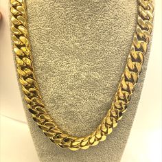 This is a long and chunky 925 sterling silver necklace with a gold plated pendant.  The necklace has a clasp and a 52cm chain.  The pendant is a mixture of gold-plated and silver. Silver Purity: 925 Total Weight: 252.7g  Width of Chain: 1.5cm Necklace Length: 52cm SMS6339 Elegant Chunky Cuban Link Jewelry, Chunky Link Jewelry For Formal Occasions, Formal Chunky Link Jewelry, Classic Gold Chunky Jewelry, Classic Chunky Gold Jewelry, Classic Chunky Jewelry As Gift, Classic Chunky Jewelry As A Gift, Gold Cuban Link Chunky Chain Necklace, Gold-tone Chunky Necklace As Gift