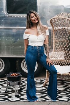 Love Soft, Bodysuit White, England Fashion, Outfits Winter, Vintage Vibes, High Waisted Denim, Kimonos, The Vintage, Wide Leg Jeans