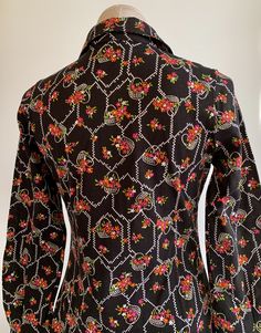 "1960'S MOD Blouse in a novelty print of flower baskets. This is 100% combed cotton. There are huge butterfly lapels that are 4-1/2 inches long. This top is nipped at the waist and flares a bit at the hip. This is in EXCELLENT VINTAGE CONDITION. This garment has never been worn, and is considered NOS - New-Old Vintage Dead-Stock. The LABEL READS: \"TGL\" Stockholm European size 40 (the great britain & usa sizes are not listed correctly) DROP DRY ( lol.. which I think they meant DRIP DRY ) Je Huge Butterfly, Flower Baskets, 1940s Dresses, Back Women, Drip Dry, Novelty Print, Flower Basket, Vintage Prints, Great Britain