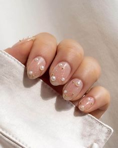 Bridal manis with pearl-studded embellishments, rhinestone swirls, colorful abstract patterns and floral motifs are giving us some major inspiration for wedding day nail art! These are 36 of our favorite modern nail designs we have seen yet. Wedding Day Nails, Gold Nail, Pearl Nails, Wedding Nails Design, Nail Art Wedding, Bride Nails, Short Nail Designs, Kandy, Bridal Nails