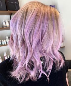 Blonde And Lavender Hair, Blonde Hair Color Balayage, Lilac Hair Color, Lavender Highlights, Lavender Hair Colors, Light Purple Hair, Haircuts Ideas, Blond Balayage