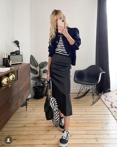 Dress Down Day, Rocker Look, All Black Fashion, Skirt And Sneakers, Rocker Chic, Fashion Capsule, Chic Office, Fall Fashion Outfits, Fashion Over 50