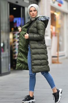 New York Winter Outfit, Ladies Coats, New York Winter, Beautiful Pakistani Dresses, Style Hijab, Winter Fashion Outfits, Pakistani Dresses, Head Scarf