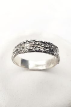 Nature wedding ring that is handcrafted in Sterling silver.  This rustic ring has a tree bark texture yet is smoothe to  touch with no snagging.  The nature inspired ring makes a unique men's or women's wedding band.  Perfect for a nature or tree lover!    This tree ring is available in solid 14k or 18k yellow, white, or rose gold.  It's also available in sterling silver.   The ring has a beautiful giant sequoia carving on the inside.  Giant Sequoias symbolize longevity, power, strength, and ene Nature Inspired Wedding Bands, Tree Branch Ring, Nature Wedding Ring, Bark Ring, Nature Inspired Wedding, Memorial Ring, Rustic Rings, Tree Ring, Nature Inspired Rings