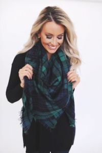 winter-fashion-green-tartan-scarf-black-knit Plaid Scarf Outfit, Green Plaid Scarf, Blue And Green Plaid, Winter Green, Scarf Outfit, Green Scarf, Fall Winter Wardrobe, Winter Mode