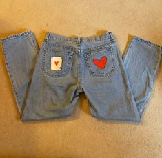 Custom painting on back pockets! Diy Custom Clothes Ideas, Things To Paint On Jeans Pockets, Back Pocket Designs Jeans Painting, Custom Clothes Jeans, Jean Painting Ideas Pocket, Painting Ideas On Jeans, Paint On Pants, Painting On Jeans Ideas, Painted Jeans Ideas