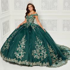 This quinceanera dress with glittery tulle and three-dimensional floral detailing is definitley an eye-catching ball gown. With a sweetheart neckline and detachable sleeves. This ball gown also includes a gorgeous matching necklace. Quinceanera Dresses Damas, Tulle Layered Skirt, Vestido Charro, Green Quinceanera Dresses, Damas Dresses, Quinceñera Dresses, Pretty Quinceanera Dresses, Quince Dress, Detachable Sleeves