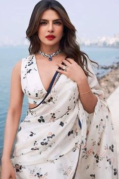 Priyanka Chopra Makeup, Saree Bollywood, Modern Saree, Drape Saree, Blouse Designs Latest, Indian Bollywood, Saree Look, Priyanka Chopra, Bollywood Saree