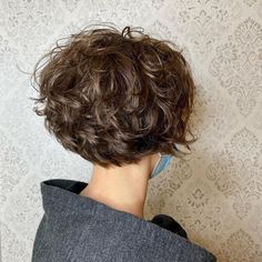 Short Bob Haircuts With Layers Fine Hair Brunette, Short Wavy Hair Hairstyles, Short Curly Hair Bob Natural Curls, Short Curly Hair With Bangs Round Face, Wavy Haircuts Short, Short Wavy Hair With Layers, Short Bob Curly Hair, Short Bob Wavy Hair, Wavy Short Hairstyles