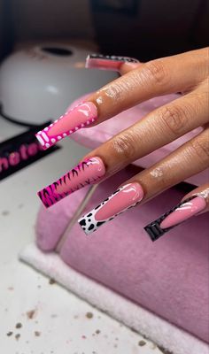 Simple Freestyle Nails, Back To School Nails Medium, Pink Packaging Ideas, Nail Tech Tattoo, Lipgloss Small Business, Long Nails Glitter, Nail Inspo Back To School, Nails Freestyle, Business Packaging Ideas