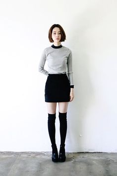 15 Looks minimalistas que debes agregar en tu día a día … Socks Outfit, Outfit Trends, Mode Inspiration, Looks Style, Asian Fashion, Look Fashion, Knee High, Style Me, High Fashion