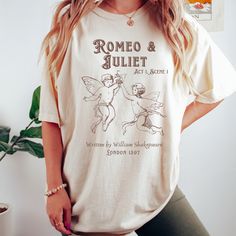 Get ready to be OBSESSED with your new Shakespeare shirt. It's the cutest and most trendy way to combine all those important trendy cottagecore and fairycore shirt with literature vibes! This is the perfect Shakepeare T shirt!  * Q U I C K * F A C T S * ✺  All shirts are UNISEX ✺  100%  ringspun cotton (fiber content may vary for different colors) ✺  Soft-washed, garment-dyed fabric brings extra coziness ✺  Wash and dry normally (on cool for best results) ✺  Sewn-in twill label * S I Z I N G * ✺ For an oversized fit, select two or three sizes up from your normal size ✺ Model is wearing size L  ✺ Sizing runs true to size ✺ Relaxed fit ✺ Most women find their typical size works best, since they are meant to fit a touch loose ✺ See Size guide and fit in images          * S H I P P I N G * T I Bookish Relaxed Fit Graphic Print Top, White Bookish Cotton Top, Bookish Short Sleeve Screen Print Tops, Bookish Crew Neck Shirt With Graphic Print, Relaxed Fit Graphic Print Shirt In Bookish Style, Relaxed Fit Graphic Print Shirt With Bookish Style, Bookish Graphic Print Crew Neck Top, Bookish Crew Neck Shirt With Text Print, Bookish Cotton Shirt With Graphic Print