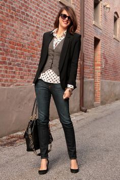 Para un look casual de viernes puedes usar tus jeans favoritos (que no estén muy desgastados) un saco y tacones altos evitará que luzca desaliñado. Business Casual Jeans, Fashion Blogger Style, Outfit Jeans, Mode Casual, Business Outfit, Work Outfits Women, Business Attire, Business Casual Outfits, Looks Style