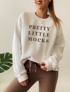 Aesthetic Sweaters, Sweatshirt Model, Sweatshirt Mockup, Gildan Sweatshirts, Simple White, Oversized Sweatshirt, White Sweatshirt, Mock Up, Sweat Shirt