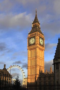 the big ben clock tower towering over the city of london, england at sunset or dawn