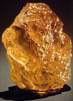 890 carat rough.  This was cut into the 430-carat L'Incomparable diamond, the third-largest cut diamond, as well as 15 smaller diamonds. Rock Stars, Rocks And Gems, Uncut Diamond, Rough Diamond, Precious Gems