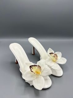 White Heels Aesthetic, Orchid Heels, Cute White Heels, Slipper Heels, White Kitten Heels, Shoes For Wedding, Heels Slippers, Flower Heels, Fun Shoes