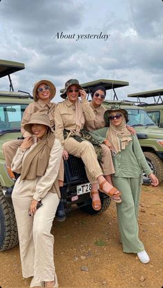 Tanzania Safari Clothing, Safari Outfit Women Africa Chic, Safari Theme Outfit, Hijab Travel Outfits, Safari Photoshoot, Desert Safari Outfit, Modest Vacation Outfits, Hijabi Photography, Desert Outfit Ideas