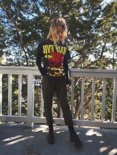 Outfit, grunge, graphic tee, cargo pants, doc marten, combat boots, blonde hair, tattoos, outfits, ootd, inspo, fashion, girl fit, alternative Combat Boot Outfit, Black Cargo, Cargo Joggers, Fall Winter Wardrobe, Cargo Pants Women, Girl Fits, Boots Outfit