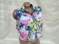 90s Vintage Women's Floral Print Sleeveless Crop Shirt/Top. Size M-L. The shirt is in excellent vintage condition. Bust 104cm (41in), shirt length 43cm (17in). Casual Sleeveless Spring Shirt, Casual Sleeveless Shirt For Spring, Casual Multicolor Tank Blouse, Trendy Sleeveless Spring Shirt, Multicolor Vest Blouse For Spring, Vintage Multicolor Summer Vest, Trendy Cotton Crop Top, White Top Women, Hooded Vest